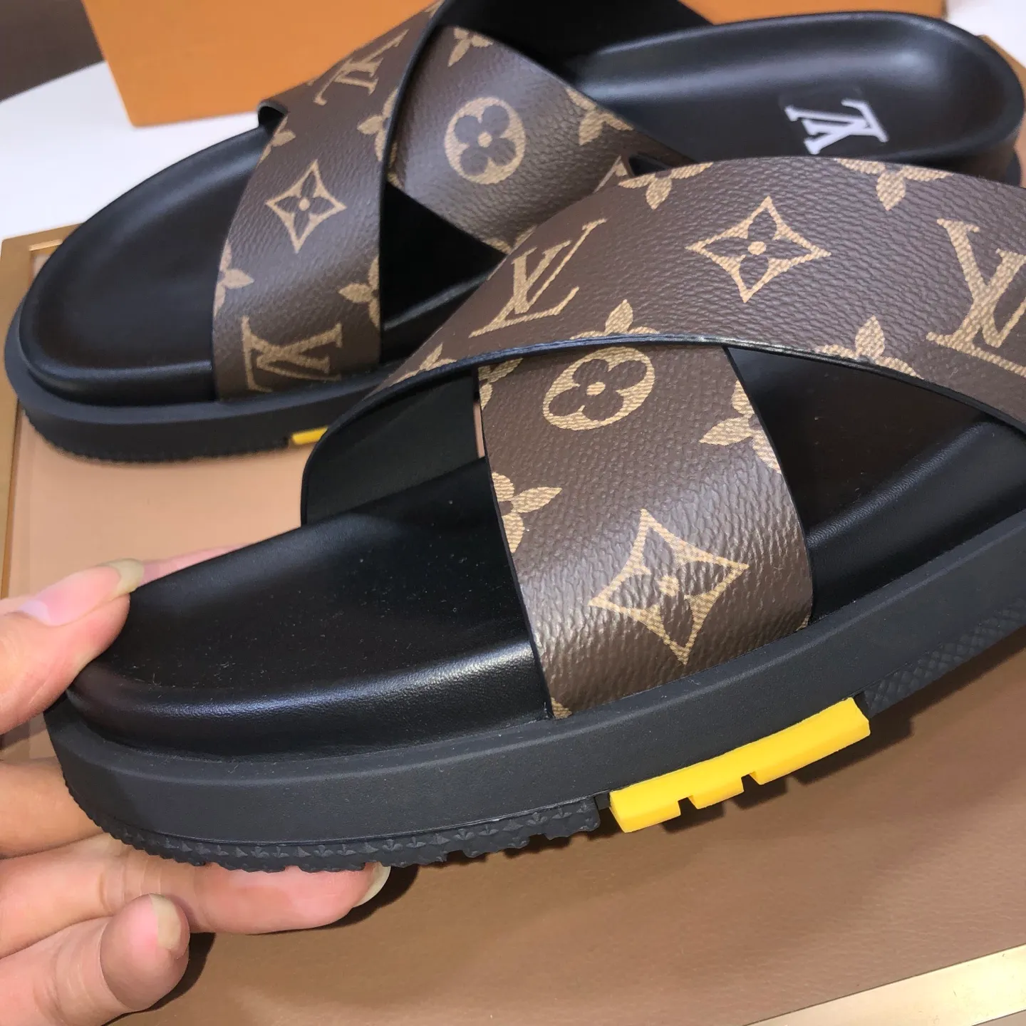 Men's shoes 💰400💰 [Louis Vuitton LV slippers] (high-end cowhide) counter 1:1 fashion style, a must-have for summer! The designer used LV’s iconic outsole. The original simple slippers instantly become fashionable! The upper is made of flexible special cowhide leather straps alternately, and the workmanship is exquisite! A must-have for stylish men in summer, size 38-45 (45 customized)